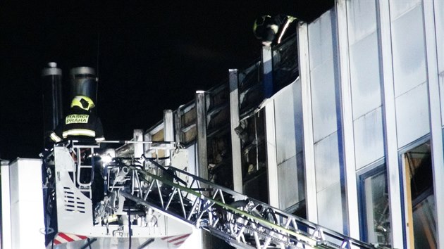 Tři jednotky pražských hasičů vyjely v sobotu večer k požáru do Záběhlic. (28. února 2021)