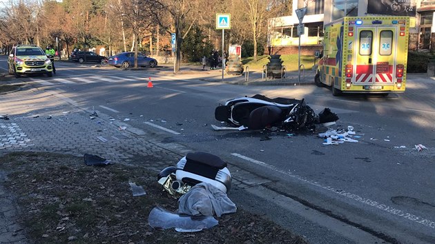 V Klánovicích se střel motorkář s autem. (28. února 2021)