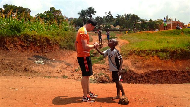 HODNĚ ŠTĚSTÍ! Libor Volf se zdraví s malým fotbalistou ze své akademie.
