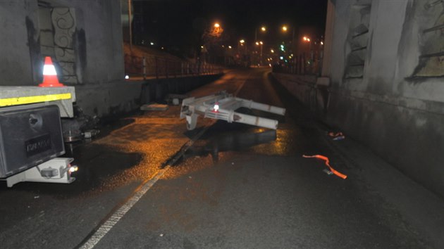 Podpěra pro rotační pec o váze tři tuny se v Přerově - Předmostí zřítila na silnici poté, co řidič nákladního vozu zavadil o spodní část železobetonového mostu.