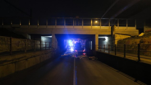 Podpěra pro rotační pec o váze tři tuny se v Přerově - Předmostí zřítila na silnici poté, co řidič nákladního vozu zavadil o spodní část železobetonového mostu.