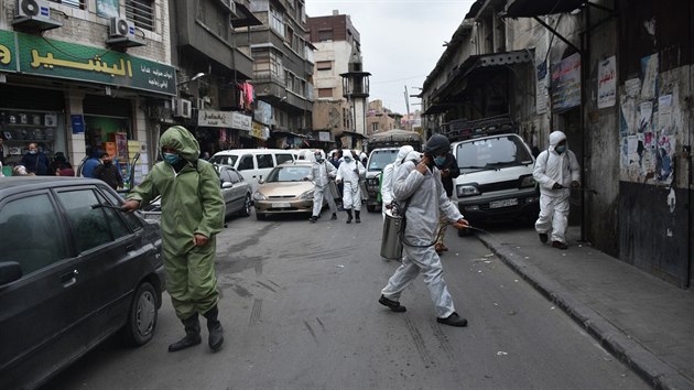Pracovnci sterilizuj ulice v syrskm Damaku. (29. prosince 2020)