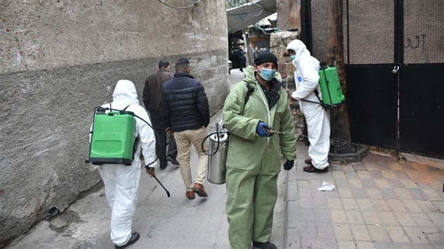 Pracovníci sterilizují ulice v syrském Damašku. (29. prosince 2020)