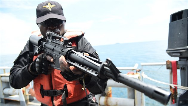 Speciální jednotka nigerijského námořnictva v rámci cvičení trénuje zákrok proti pirátům. (1. listopadu 2019)