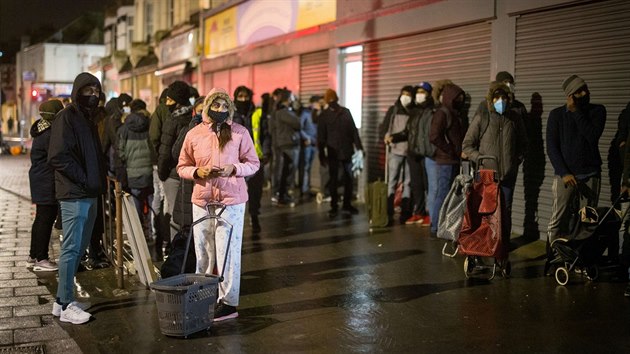 Zahranin studenti ekaj ve front na balek jdla ped potravinovou bankou v londnskm obvodu Newham. (16. nora 2021)