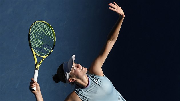 Američanka Jennifer Bradyová podává ve finále Australian Open.