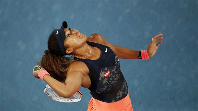 Japonka Naomi Ósakaová podává ve finále Australian Open.