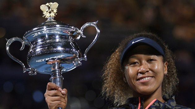 Japonka Naomi sakaov pzuje s trofej pro ampionku Australian Open.