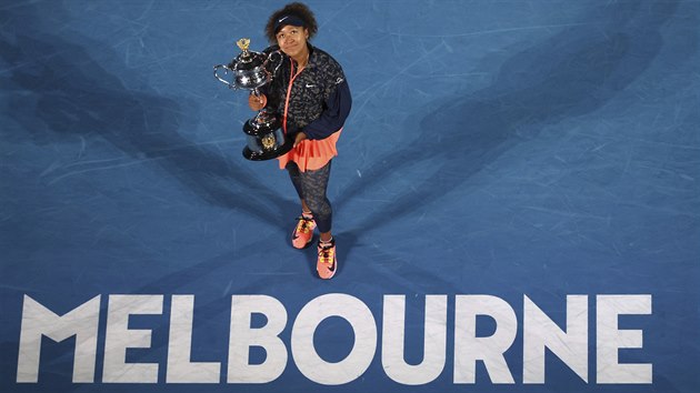 Japonka Naomi Ósakaová pózuje s trofejí pro šampionku Australian Open.