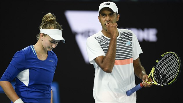 Barbora Krejkov a Amerian Rajeev Ram se domlouvaj ve finle smen tyhry Australian Open.