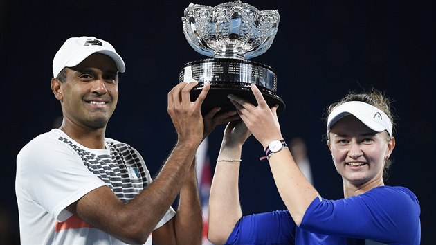 Barbora Krejčíková a Američan Rajeev Ram pózují s trofejí pro šampiony smíšené čtyřhry Australian Open.