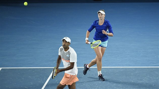 Barbora Krejkov a Amerian Rajeev Ram ve finle smen tyhry Australian Open