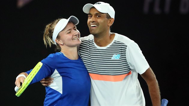 Barbora Krejčíková a Američan Rajeev Ram se radují z titulu šampionů smíšené čtyřhry Australian Open.