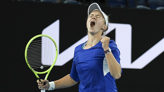 Barbora Krejčíková slaví zisk titulu ve finále smíšené čtyřhry Australian Open.