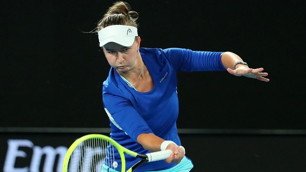 Barbora Krejčíková hraje forhend ve finále smíšené čtyřhry Australian Open.