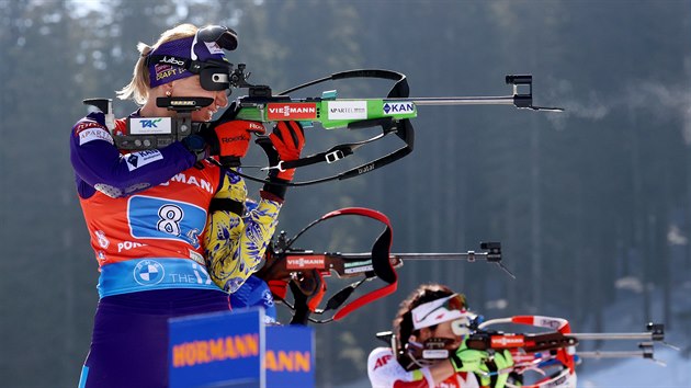 Ukrajinka Olena Pidhrušná střílí během závěrečného úseku ženské štafety.