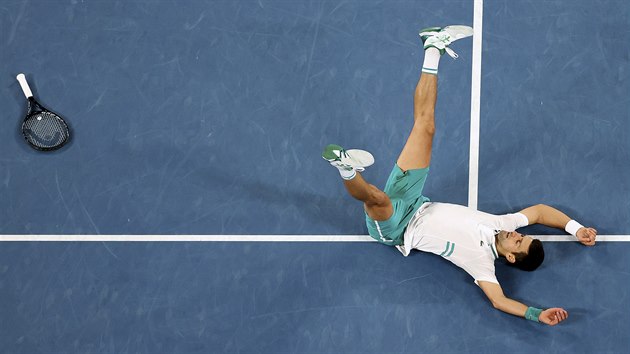 Srb Novak Djokovič slaví vítězství ve finále Australian Open.