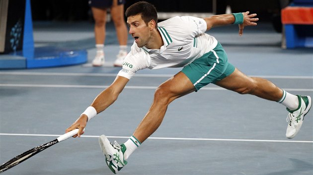 Srb Novak Djokovič se natahuje po míči ve finále Australian Open.
