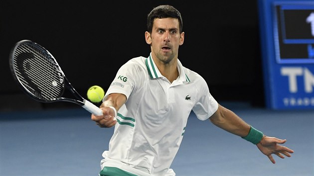 Srb Novak Djokovič hraje forhend ve finále Australian Open.