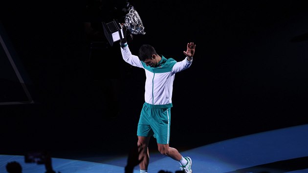Srb Novak Djokovi pzuje s trofej pro ampiona Australian Open.