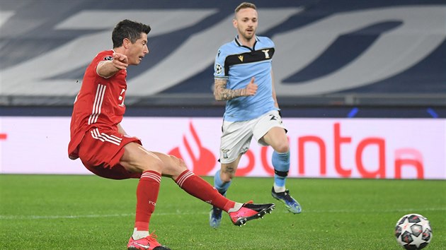 Robert Lewandowski (Bayern) dává úvodní gól v osmifinálovém duelu Ligy mistrů proti Laziu.