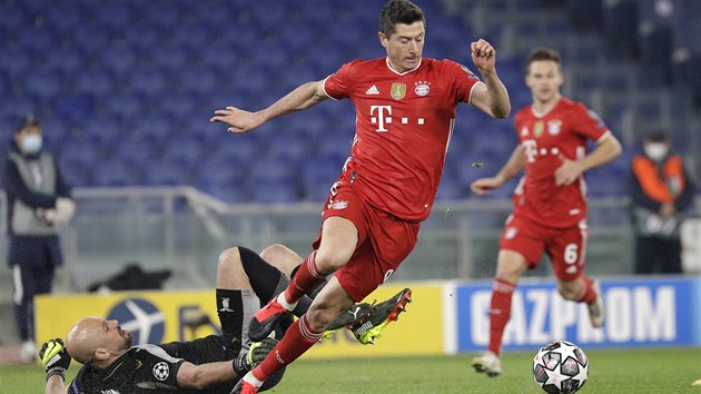 Robert Lewandowski (Bayern) se vyhb Pepemu Reinovi, branki Lazia.