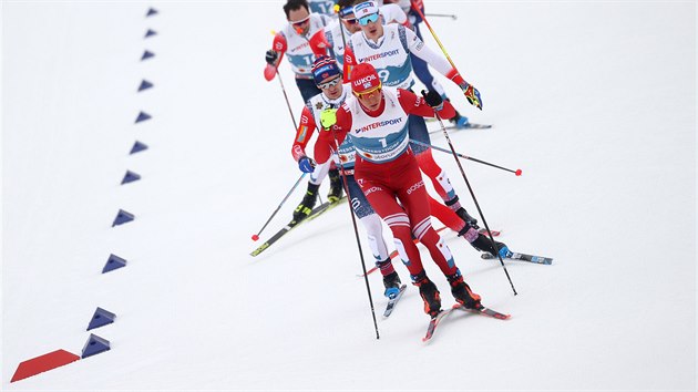Rus Alexandr Bolšunov (vpředu) během mužského skiatlonu v Oberstdorfu