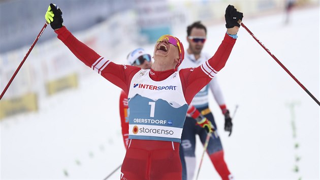 Rus Alexandr Bolunov se raduje z vtzstv ve skiatlonu na mistrovstv svta v Oberstdorfu.