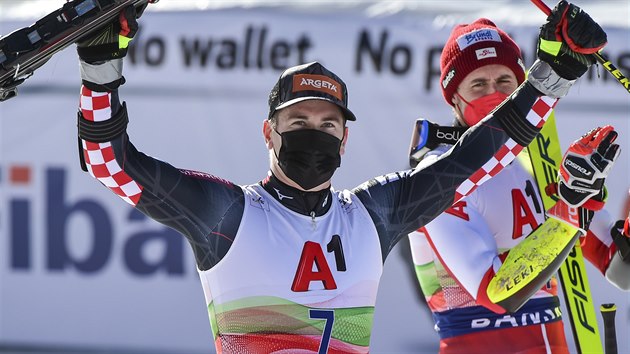 Chorvatský lyžař Filip Zubčič se raduje z vítězství v obřím slalomu v Bansku.