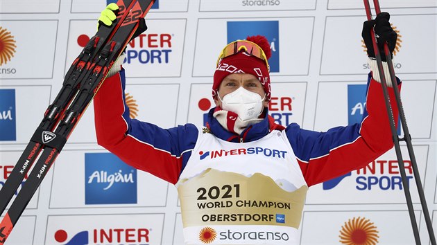 Rus Alexandr Bolunov se raduje z vtzstv ve skiatlonu na mistrovstv svta v Oberstdorfu.