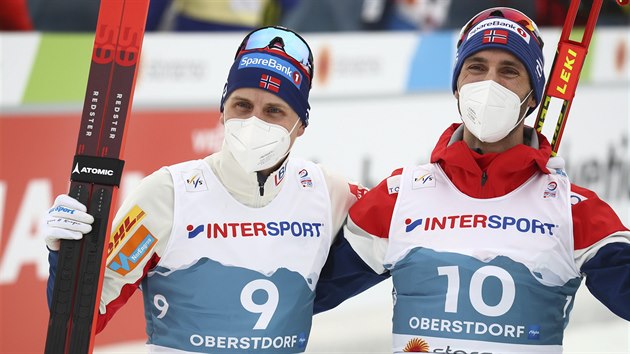 Norové Simen Hegstad Krüger (vlevo) a Hans Christer Holund se radují v cíli ze stříbrné a bronzové medaile ve skiatlonu.
