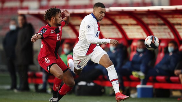 Kylian Mbapp (vpravo) z PSG b za balonem, ze strany ho brn Sacha Boey z Dijonu.