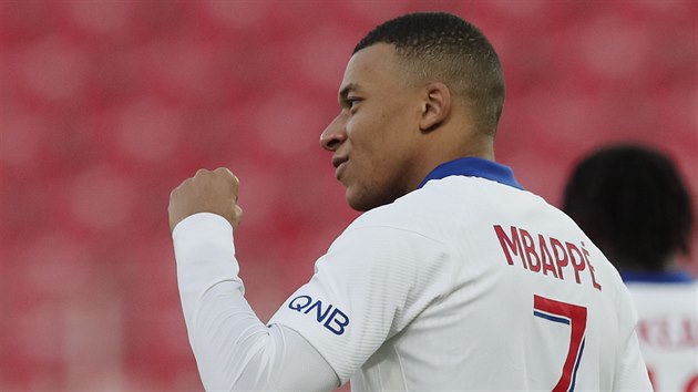 Kylian Mbapp z PSG se raduje ze vstelenho glu proti Dijonu.