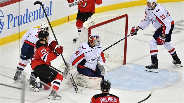 Hokejisté New Jersey (v červeném) se radují z gólu do sítě washingtonského brankáře Vítka Vaněčka.