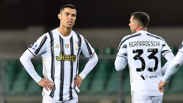 Cristiano Ronaldo (vlevo) z Juventusu během zápasu proti Veroně