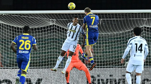 Antonín Barák (s číslem 7) dává vyrovnávací gól Verony v zápase proti Juventusu.