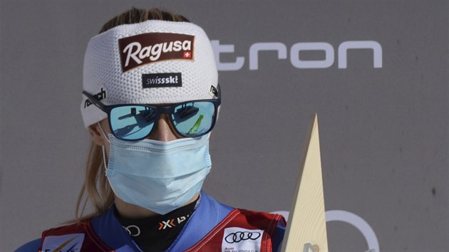 Švýcarská lyžařka Lara Gutová-Behramiová během slavnostního ceremoniálu po super-G ve Val di Fassa