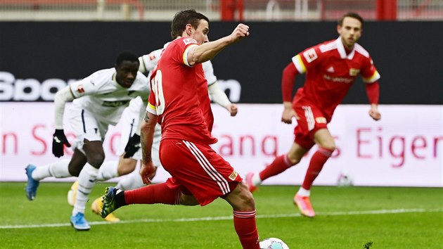 Max Kruse z Unionu Berlin se napřahuje ke gólové penaltě v zápase proti Hoffenheimu.