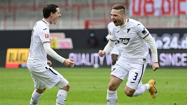 Předčasná radost Pavla Kadeřábka (vpravo) z Hoffenheimu. Jeho gól proti Unionu Berlín rozhodčí nakonec neuznal.