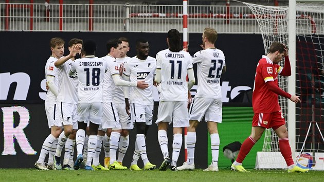Fotbalisté Hoffenheimu se radují z gólu proti Unionu Berlín.