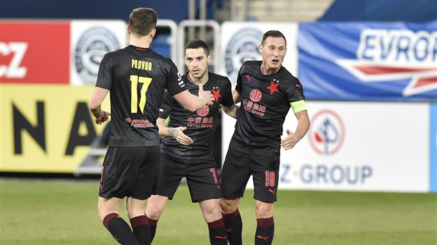 Fotbalisté Slavie Lukáš Provod, Nicolae Stanciu a Jan Bořil (zleva) se radují z gólu proti Slovácku.