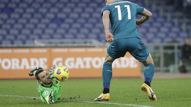 Brankář AS Řím Pau López (vlevo) zasahuje proti šanci soupeře, sleduje ho Zlatan Ibrahimovič z AC Milán.