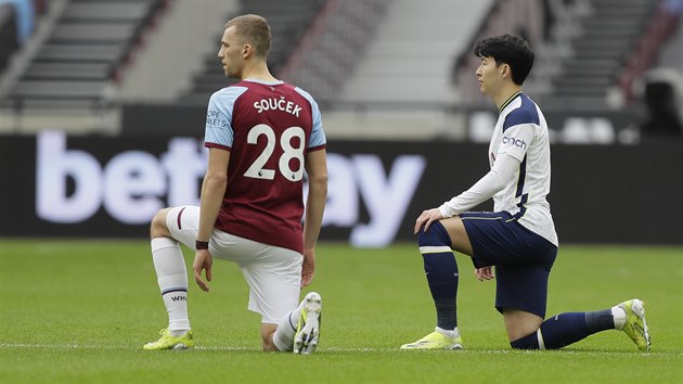 Tomáš Souček z West Hamu (vlevo) a Son Hung-min z Tottenhamu před zahájením vzájemného zápasu
