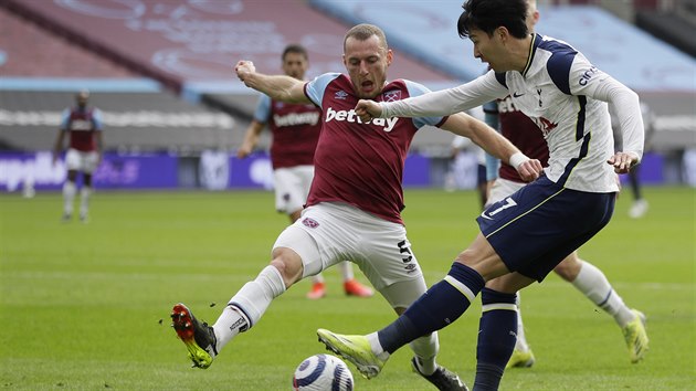 Vladimír Coufal z West Hamu (vlevo) se snaží zblokovat střelu Sona Hung-mina z Tottenhamu.