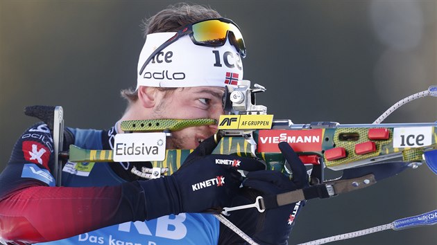 Sturla Holm Laegreid na střelnici během závodu s hromadným startem na mistrovství světa v Pokljuce
