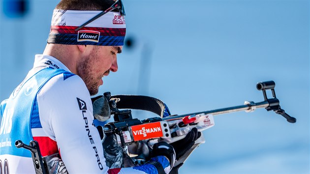 Michal Krčmář na střelnici během závodu s hromadným startem na mistrovství světa v Pokljuce