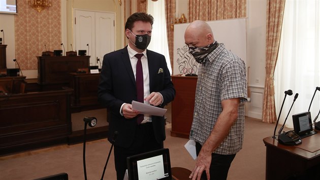 Zástupci petice Blanický manifest (na snímku vpravo zpěvák Daniel Landa) jednali s předsedou Sněmovny Radkem Vondráčkem. (24. února 2021)
