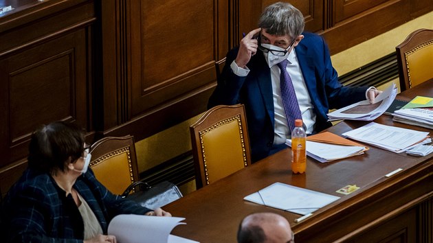 Premiér Andrej Babiš a ministryně spravedlnosti Marie Benešová během pátečního jednání Sněmovny o nouzovém stavu (26. února 2021)