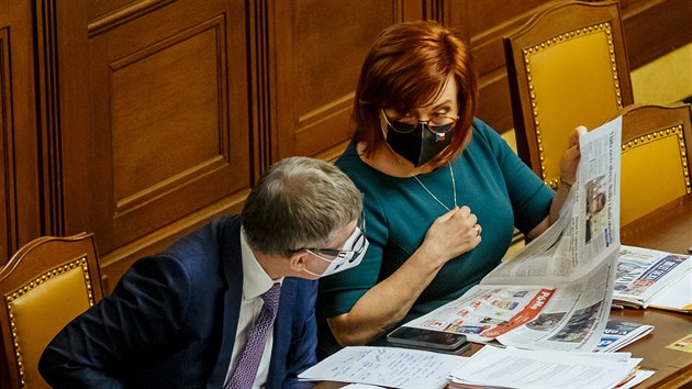 Premir Andrej Babi a ministryn financ Alena Schillerov bhem ptenho jednn Snmovny o nouzovm stavu (26. nora 2021)