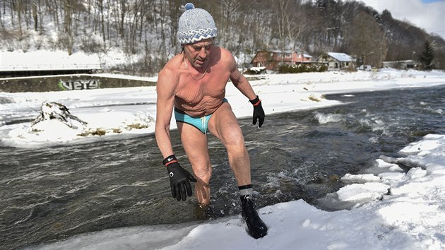 Ve Vsetíně se otužilci chodívají pravidelně koupat do ledové Bečvy. Nevynechali ani v silných mrazech.